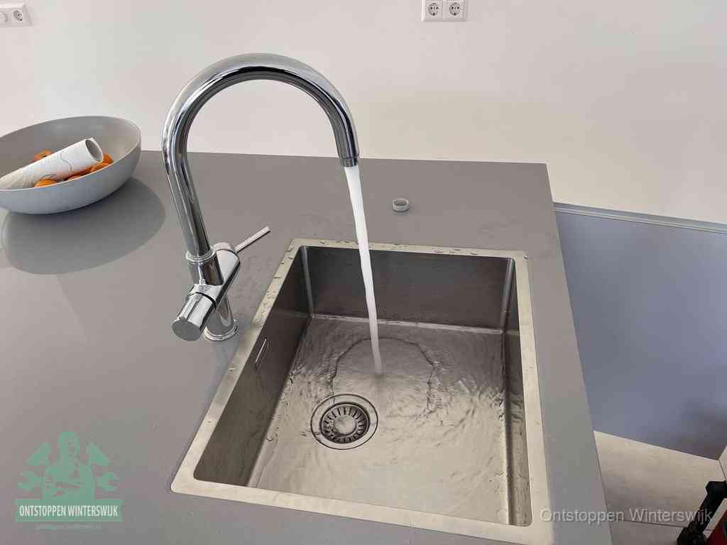 Een vrij doorstromende rvs spoelbak waar het water moeiteloos wegloopt, het resultaat van slim onderhoud dat geld bespaart in Winterswijk