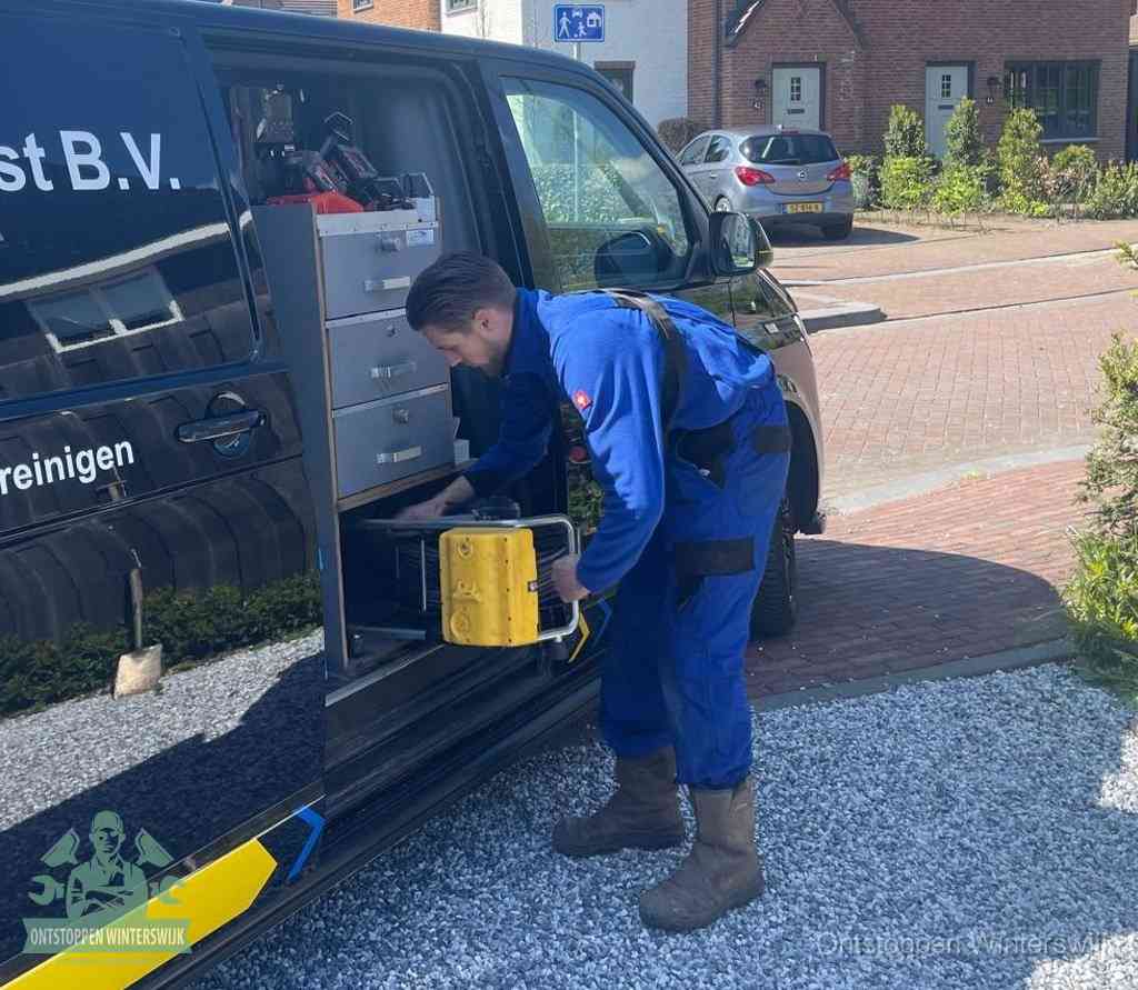 Monteur pakt gereedschap uit de bus, bespaartips voor riool ontstoppen in Winterswijk