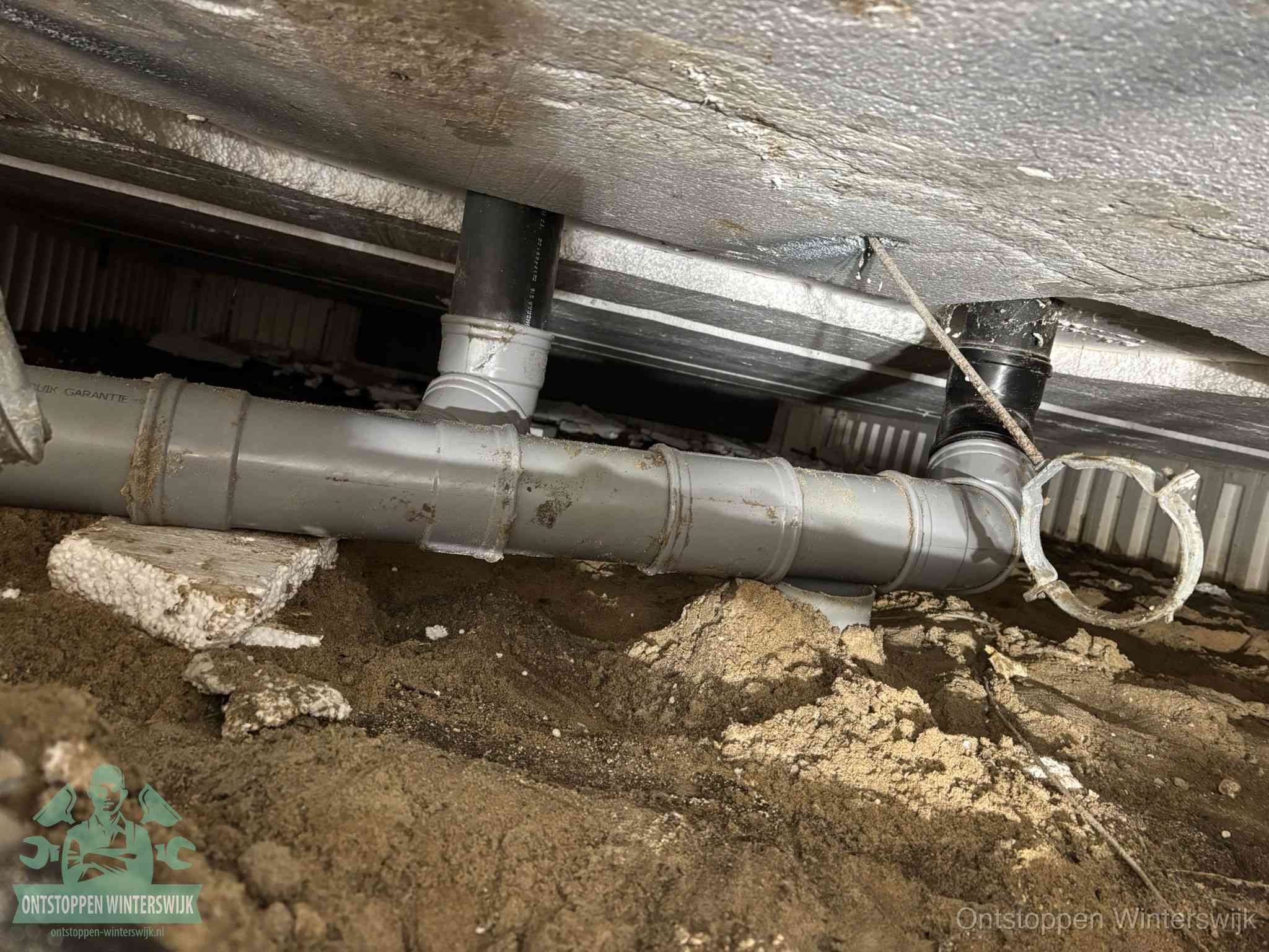 PVC-buizen in de kruipruimte van een gemengd of gescheiden rioolstelsel in Winterswijk