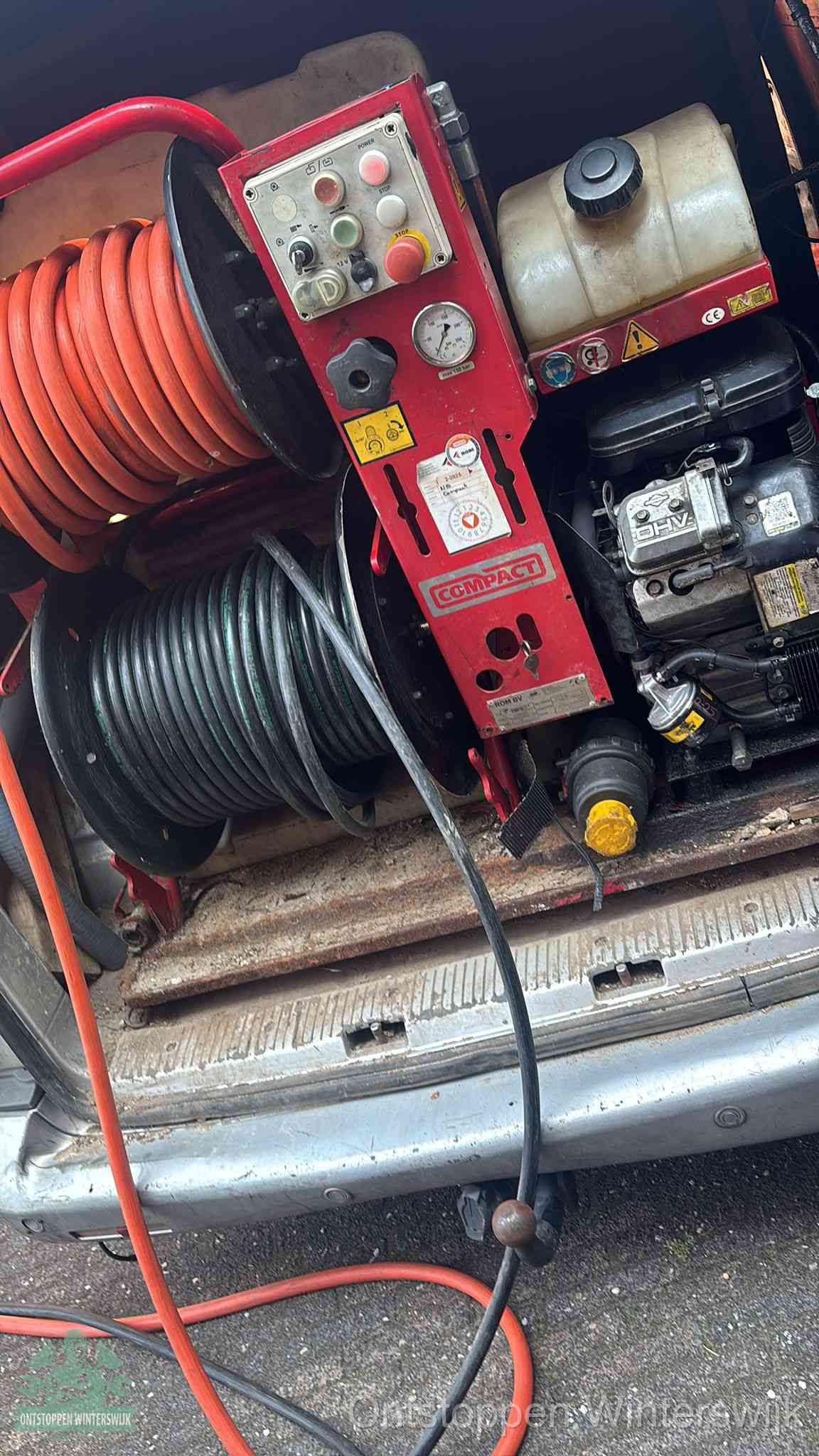 Hogedrukreiniger met slanghaspels in de bus voor het ontstoppen van het riool in Winterswijk