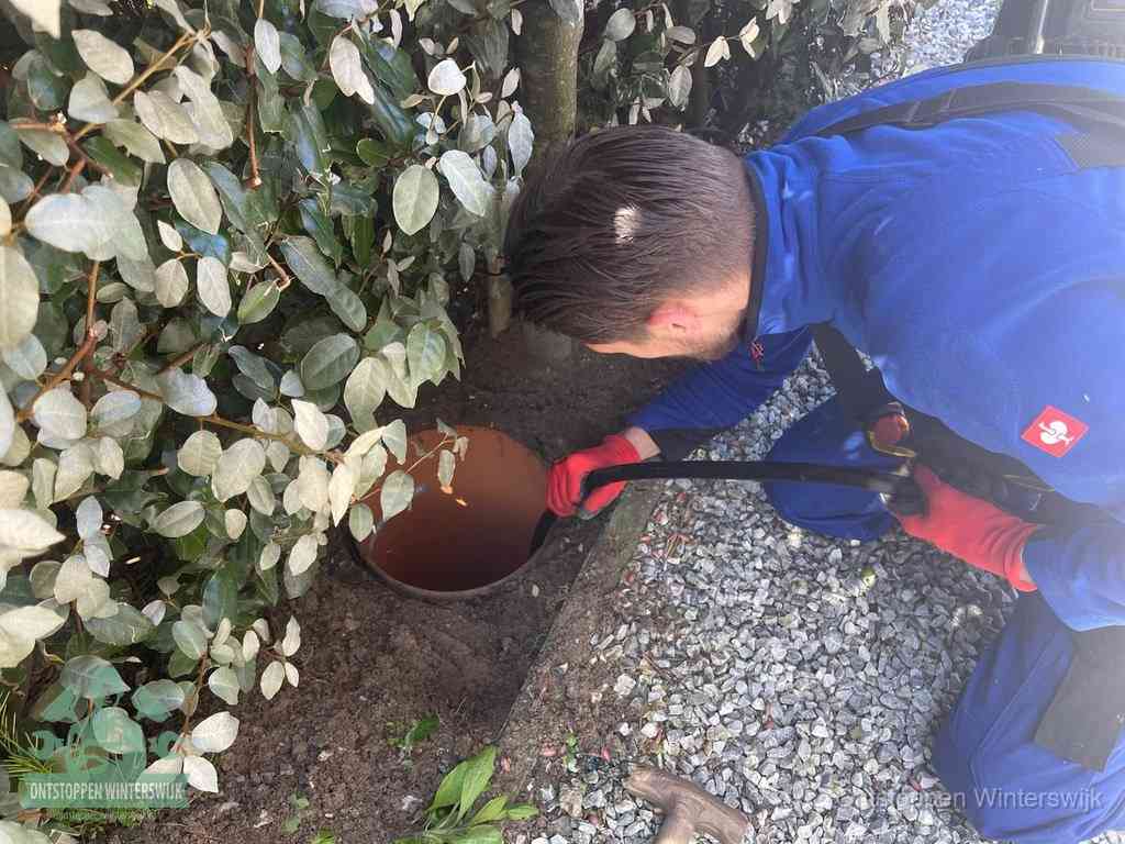 Monteur reinigt een rioolput met een slang, periodieke rioolreiniging in Winterswijk