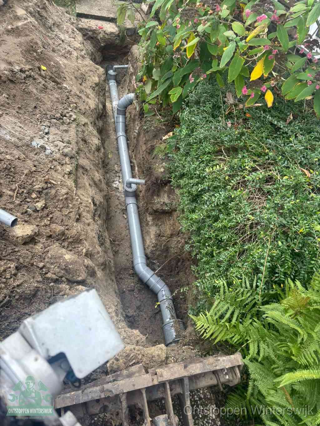 Open sleuf met nieuwe PVC-buizen, riool repareren en vervangen in Winterswijk