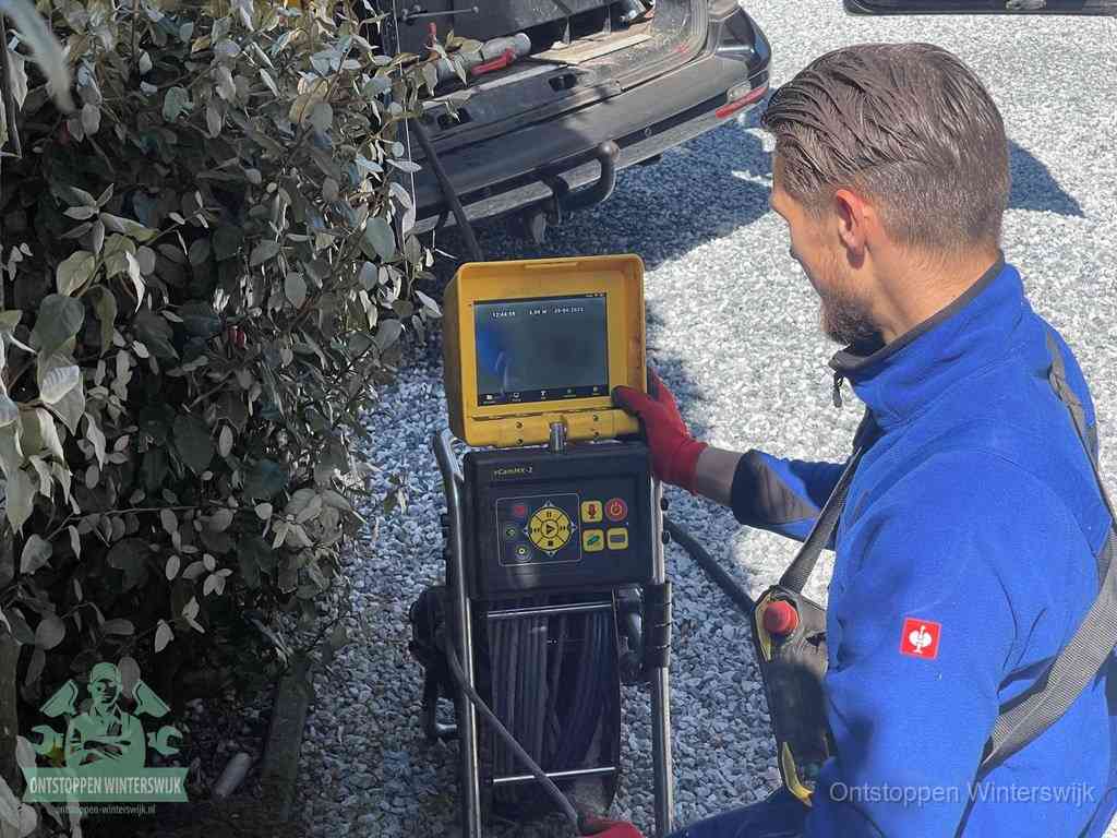 Monteur bedient een rioolinspectiecamera met monitor voor rioolinspectie in Winterswijk