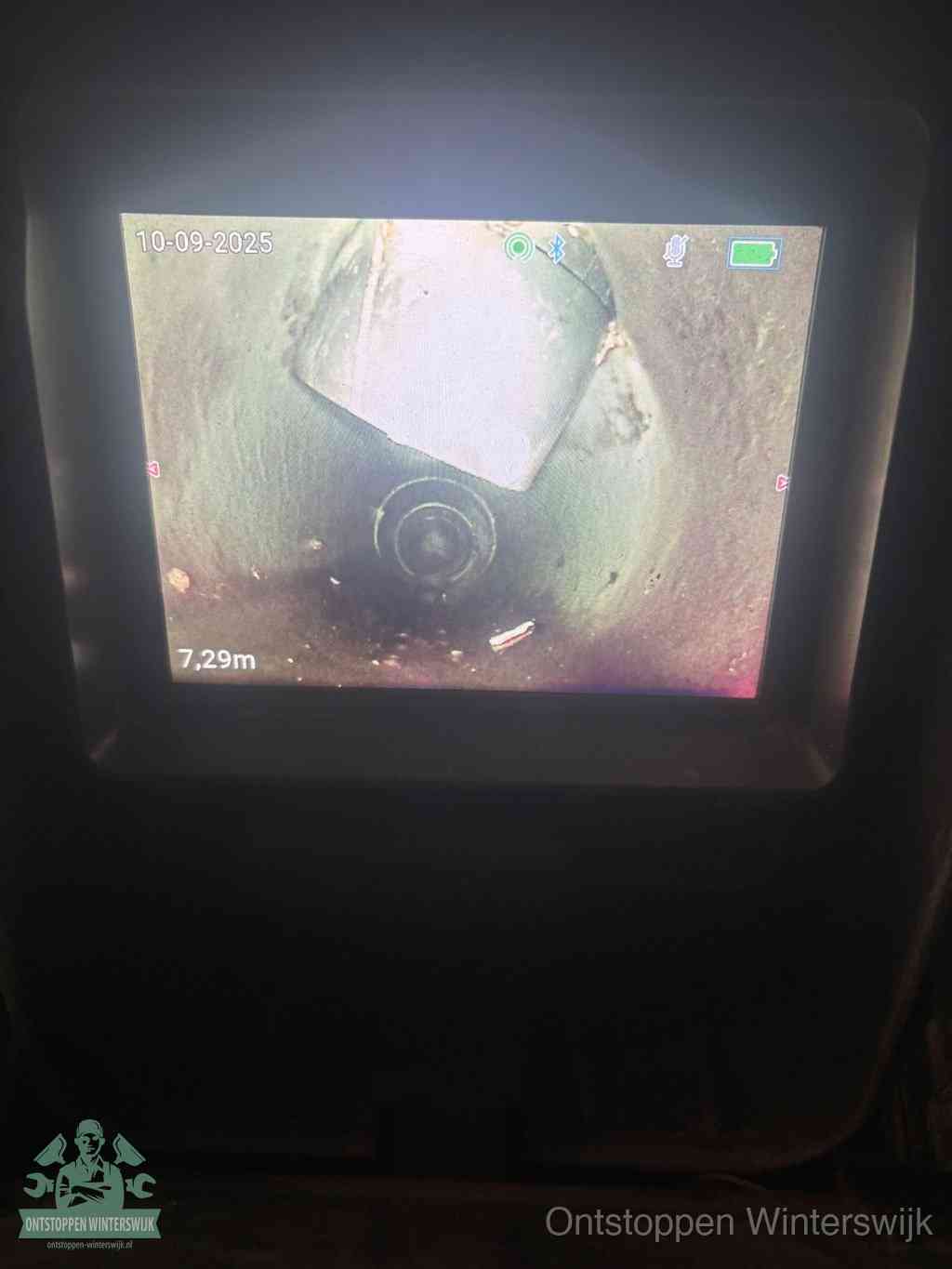 Camerabeeld van een verzakte rioolbuis diep onder de grond, een rioolverzakking in Winterswijk