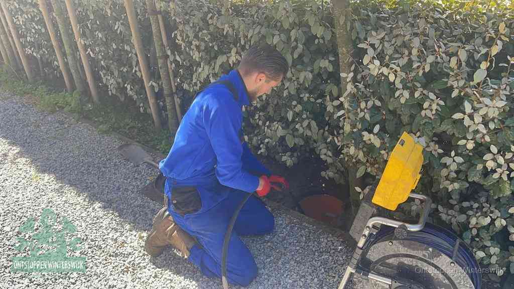 Monteur aan het werk bij een rioolput, de werkwijze voor riool ontstoppen in Winterswijk