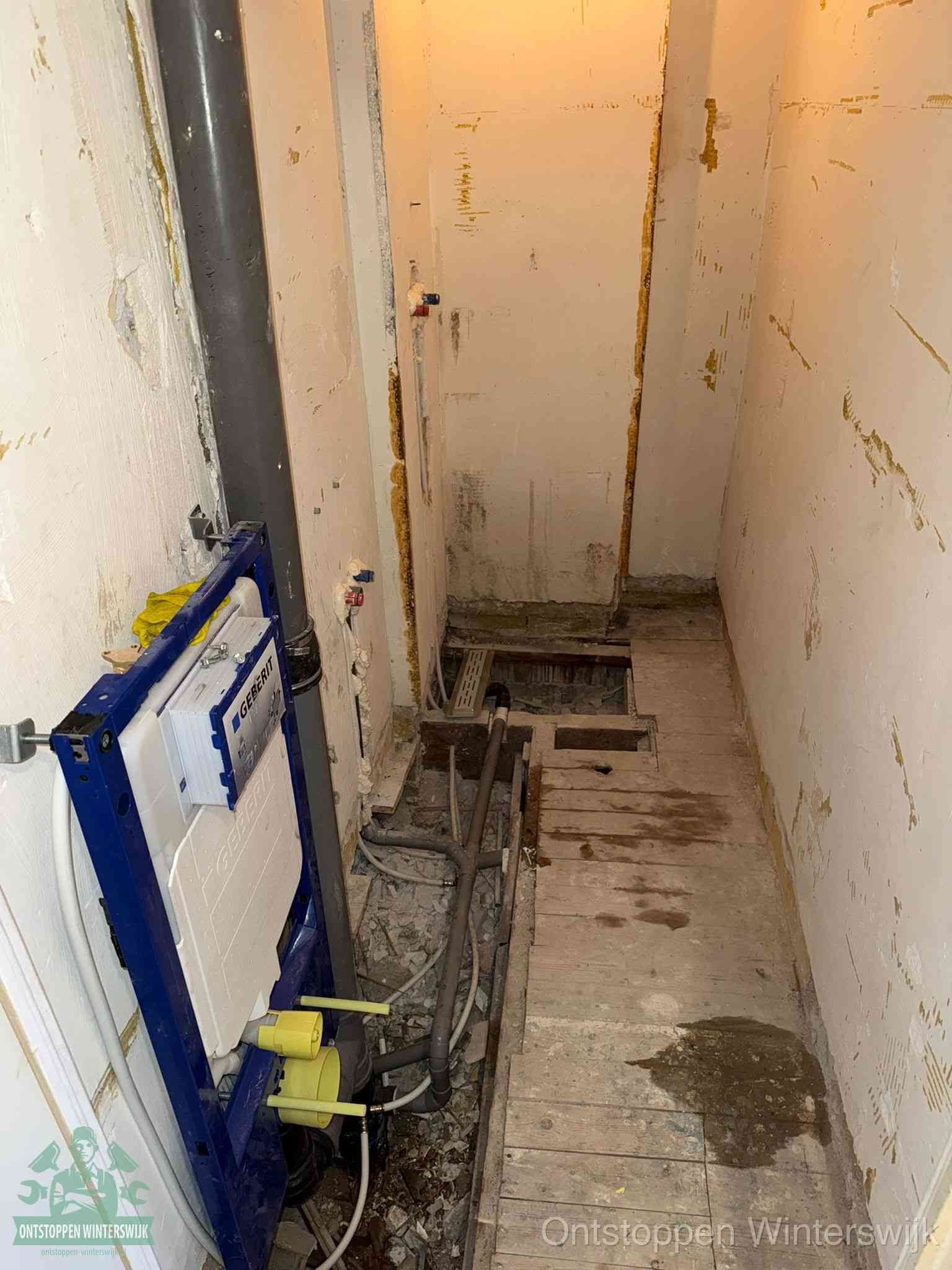 Een opgebroken toiletruimte tijdens renovatie met een Geberit inbouwreservoir en blootliggende oude afvoerleidingen, typisch voor oudere woningen in Winterswijk