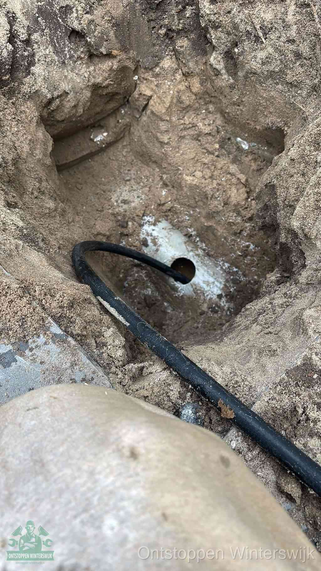 Uitgegraven rioolbuis in de grond, hulp om zelf het riool te ontstoppen in Winterswijk